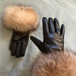 Surell let her gloves with FOX fur size small
